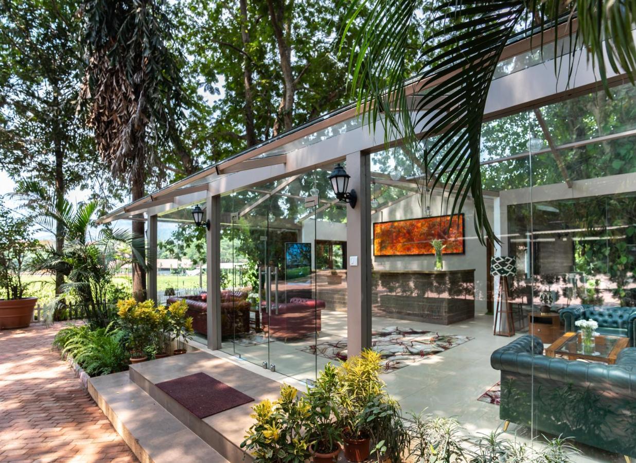Hotel Oleander Farms, Karjat Extérieur photo